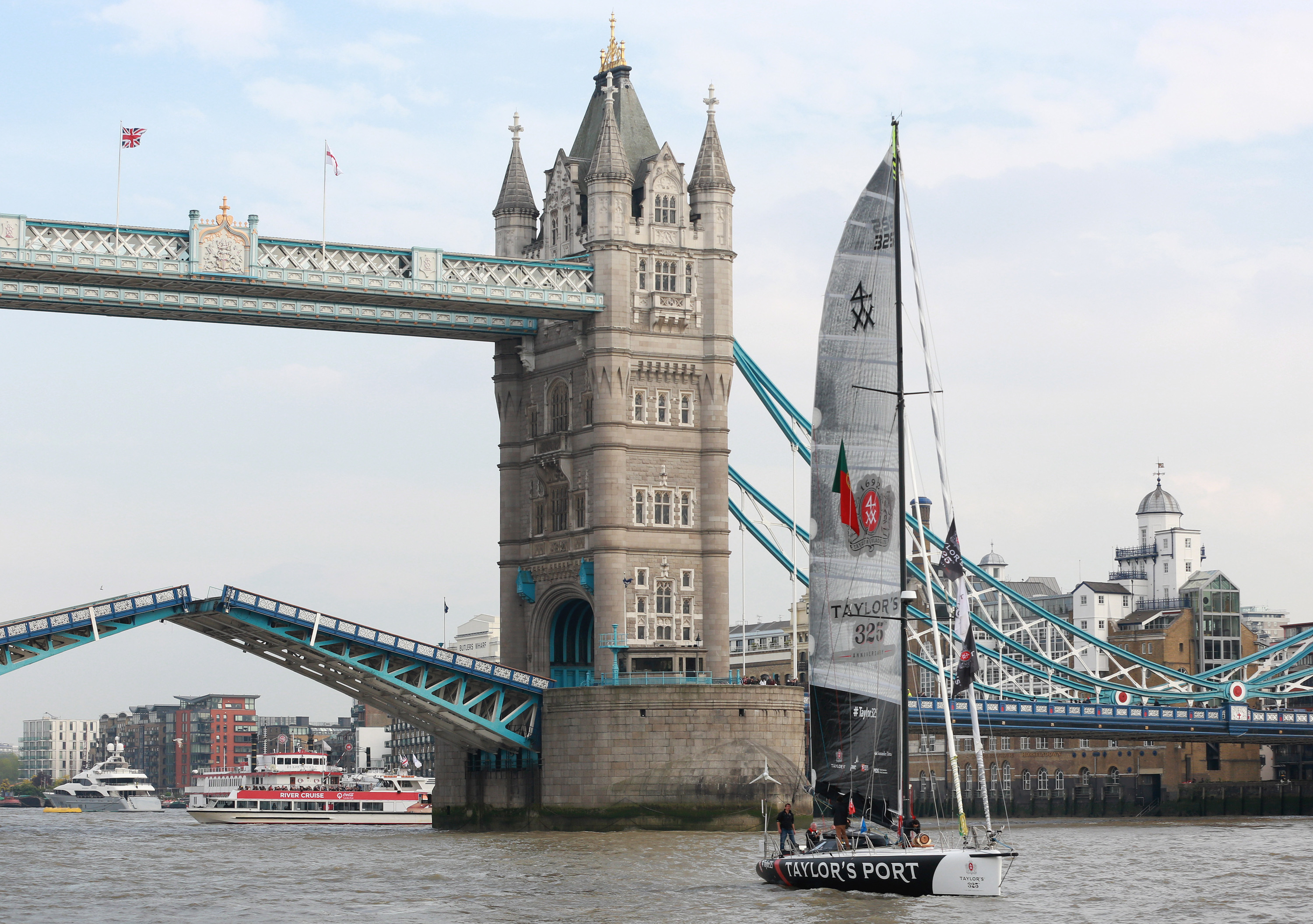 A chegada a Londres do veleiro #Taylors325 tripulado por Ricardo Diniz. Fotografia: Matt Alexander/PA Wire