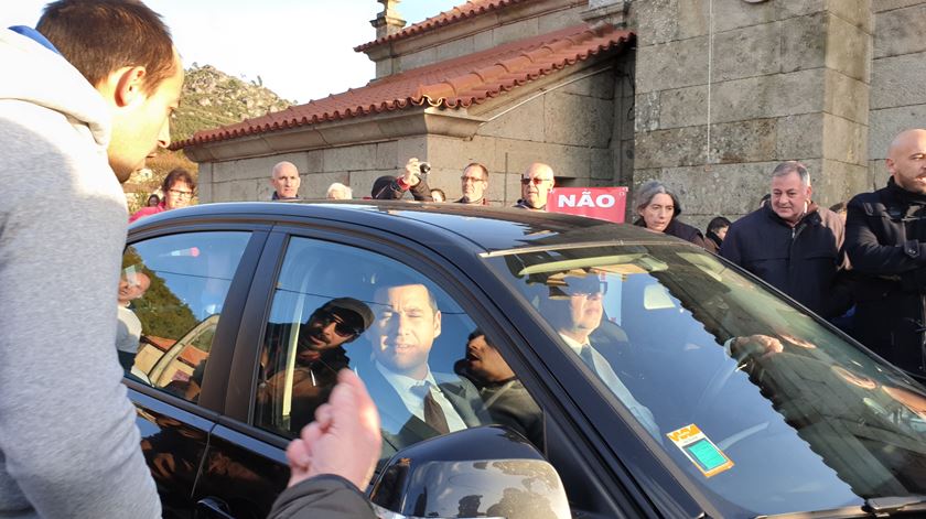 João Galamba recebido com protestos contra lítio em Boticas
