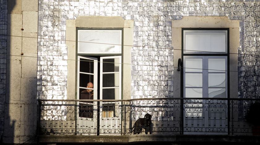 ​Debate bullying imobiliário. Uma inquilina sem-abrigo aos 79 anos e proprietários "loucos com grandes incentivos à especulação"