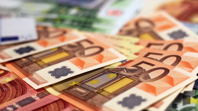 Salário mínimo é dos mais baixos da UE. Luxemburgo paga 2.071 euros, Portugal 600
