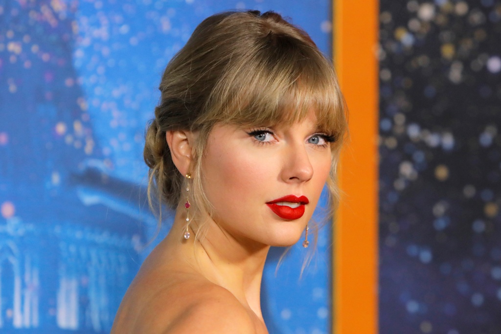 Singer Taylor Swift arrives for the world premiere of the movie "Cats" in Manhattan, New York, U.S., December 16, 2019. REUTERS/Andrew Kelly - RC2QWD9P3KGF