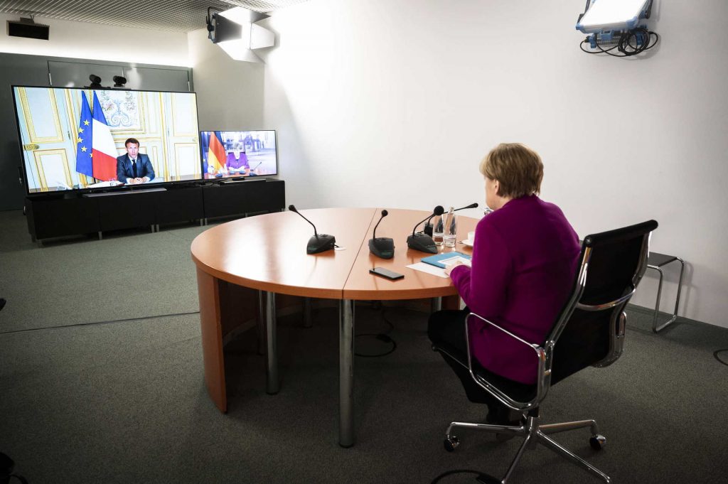 Emmanuel Macron em videoconferência com Angela Merkel em Berlin