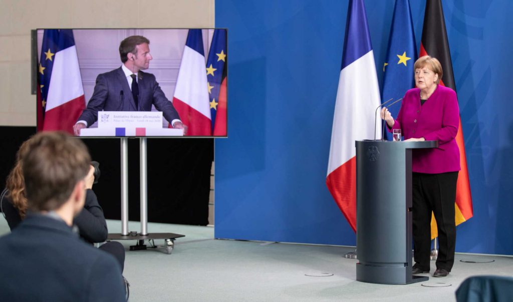Conferência de imprensa conjunta entre Emmanuel Macron (em videoconferência) com Angela Merkel EPA/ANDREAS GORA